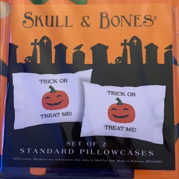 Skull & Bones Trick Or Treat Me Pumpkin 2 Standard Halloween Pillowcases. - Picture 2 of 4